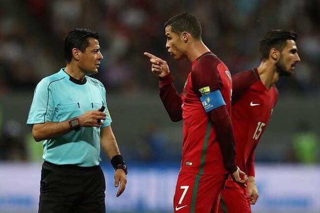 Trọng tài đẳng cấp World Cup gây bức xúc vì liên tục rút thẻ vàng cho cầu thủ Việt Nam - Ảnh 3.