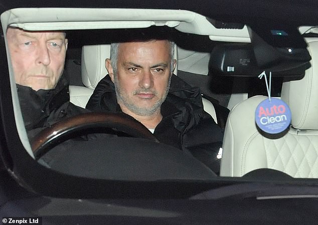Người đặc biệt Jose Mourinho vui vẻ, tươi như hoa sau khi rời Man United cùng khoản tiền đền bù khổng lồ - Ảnh 1.
