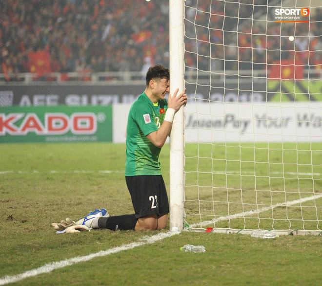 Bố ruột tiết lộ lý do Lâm Tây ôm cột dọc khóc ngon lành khi vô địch AFF Cup 2018 - Ảnh 1.