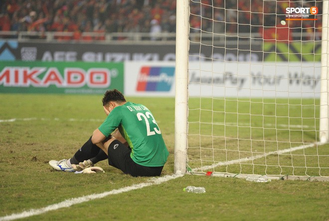 Bố ruột tiết lộ lý do Lâm Tây ôm cột dọc khóc ngon lành khi vô địch AFF Cup 2018 - Ảnh 2.