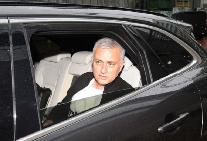 Người đặc biệt Jose Mourinho vui vẻ, tươi như hoa sau khi rời Man United cùng khoản tiền đền bù khổng lồ - Ảnh 3.
