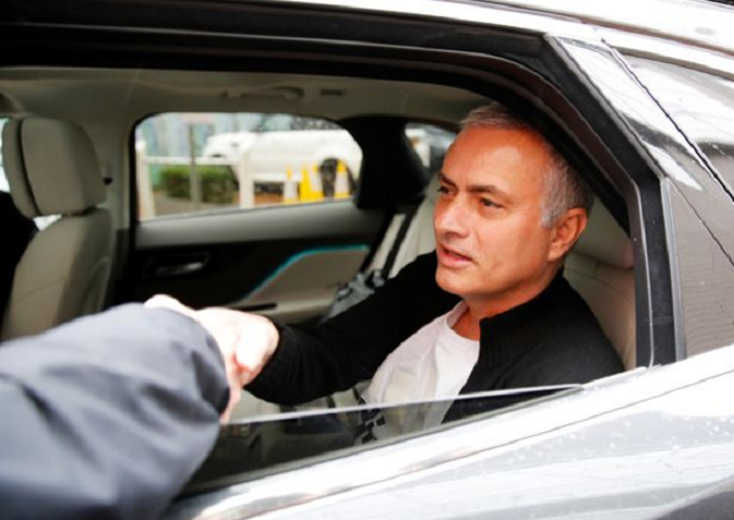 Người đặc biệt Jose Mourinho vui vẻ, tươi như hoa sau khi rời Man United cùng khoản tiền đền bù khổng lồ - Ảnh 4.