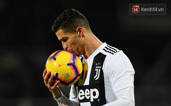 Họa mi Ronaldo hót vang trên chấm penalty, phá kỷ lục tồn tại 60 năm của Juventus - Ảnh 2.