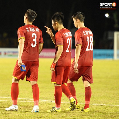 Bị thầy trách mắng, bộ ba trung vệ tuyển Việt Nam nán lại tranh luận sau trận thắng Philippines - Ảnh 4.