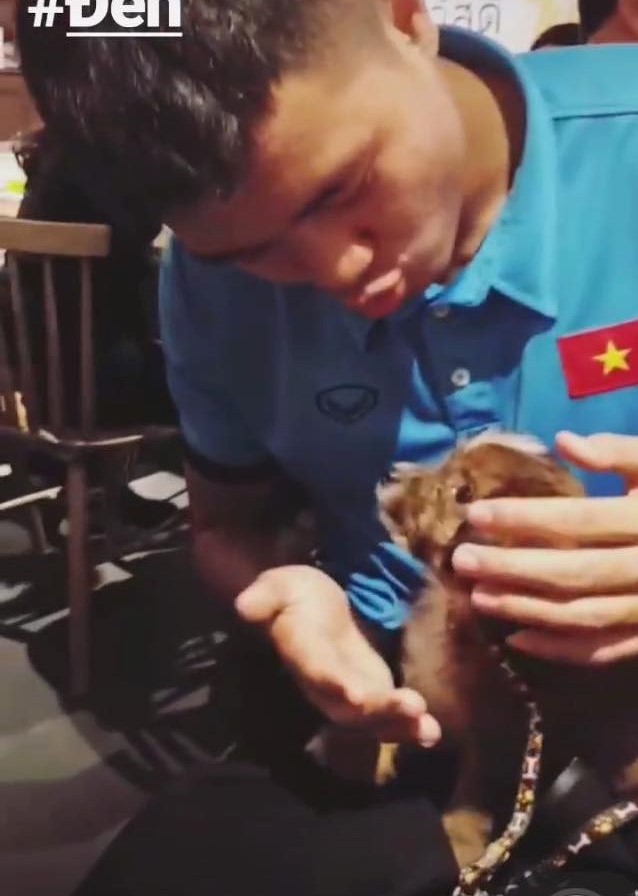 Tuyển thủ Việt Nam vô cùng dịu dàng khi chơi đùa cùng thú cưng - Ảnh 6.