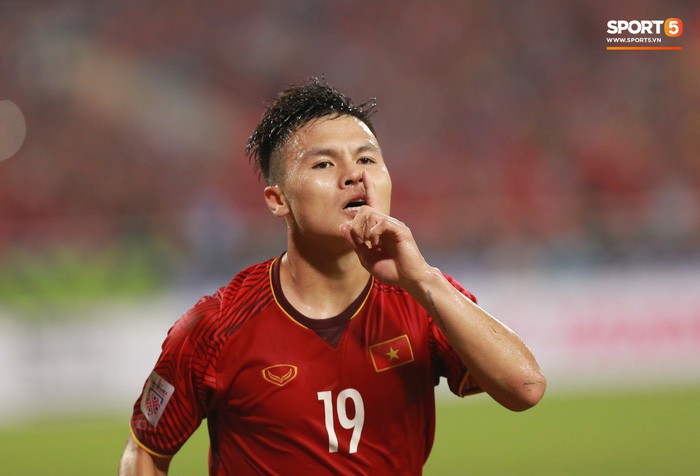 Ăn mừng bàn thắng của Quang Hải, CĐV trên sân Mỹ Đình lập kỷ lục AFF Cup 2018 - Ảnh 1.