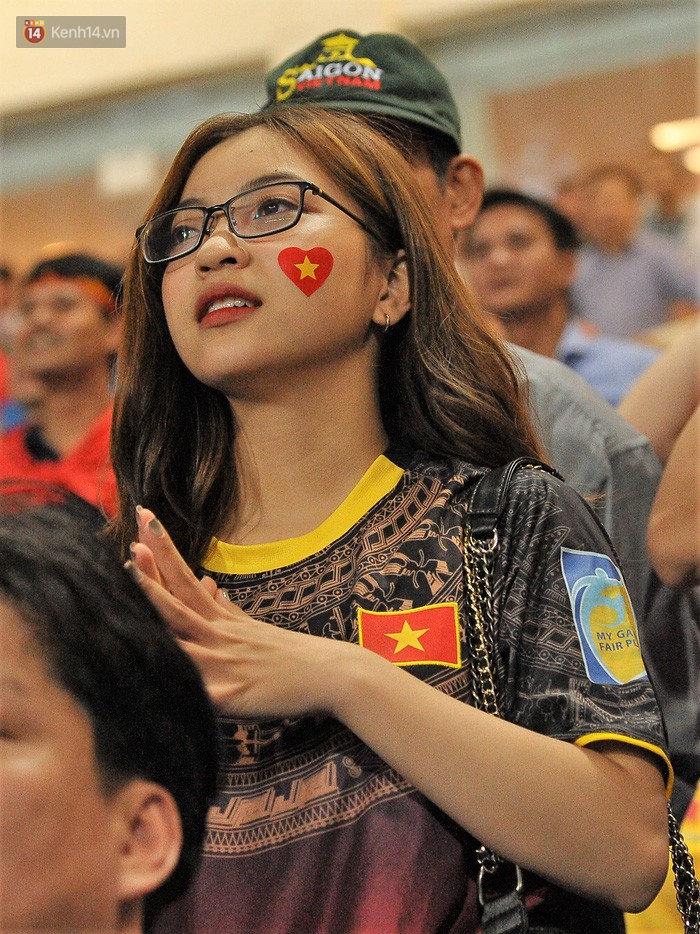 Bạn gái Quang Hải ăn mừng cực sung khi người yêu ghi bàn vào lưới Philippines - Ảnh 3.