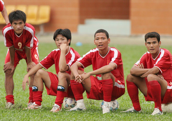 Khi Việt Nam lần đầu giành cúp vô địch AFF Cup, lứa Quang Hải, Công Phượng đang ở đâu - Ảnh 7.