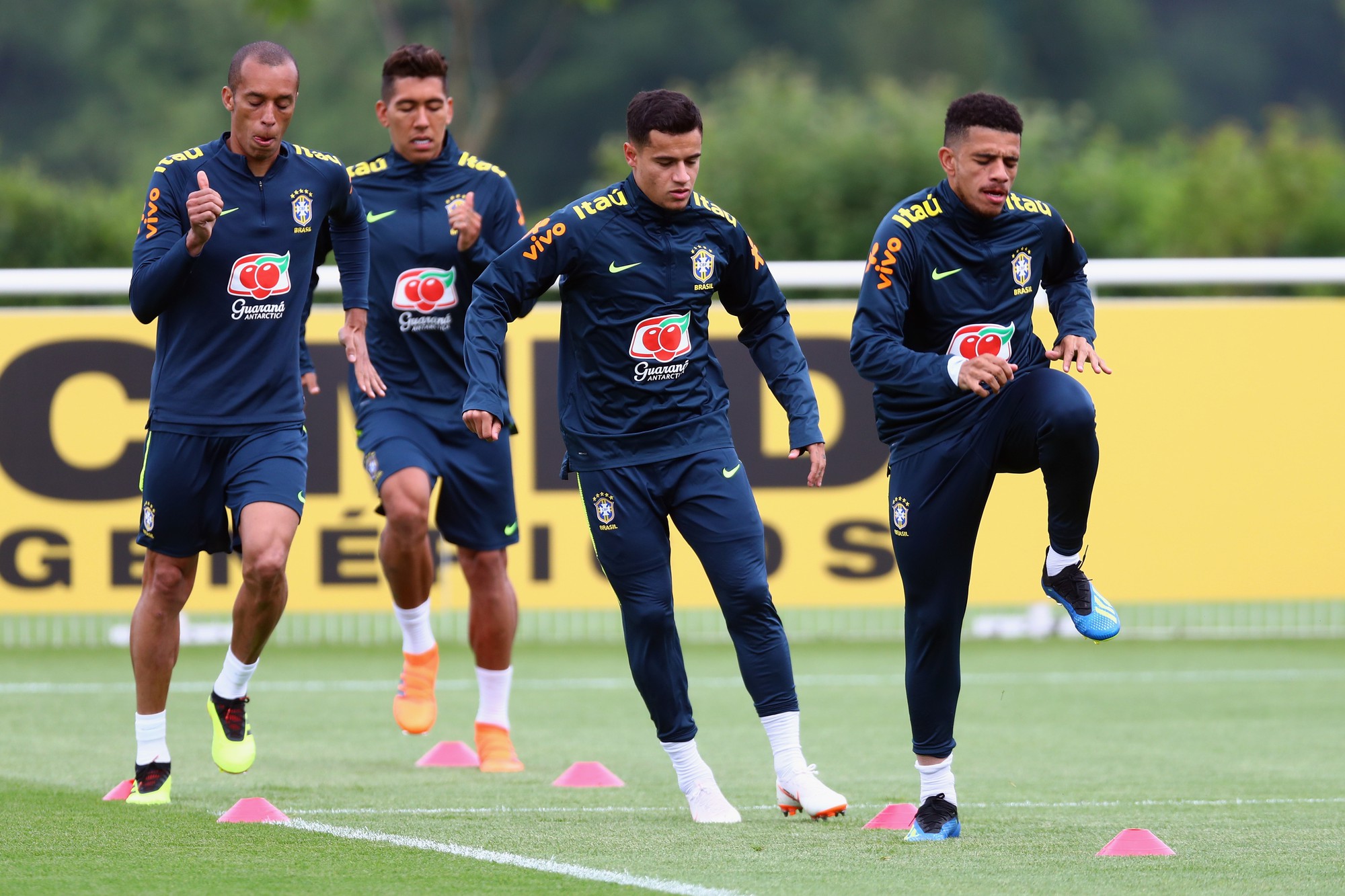 Coutinho bị các đồng đội Brazil bán hành trên sân tập - Ảnh 4.