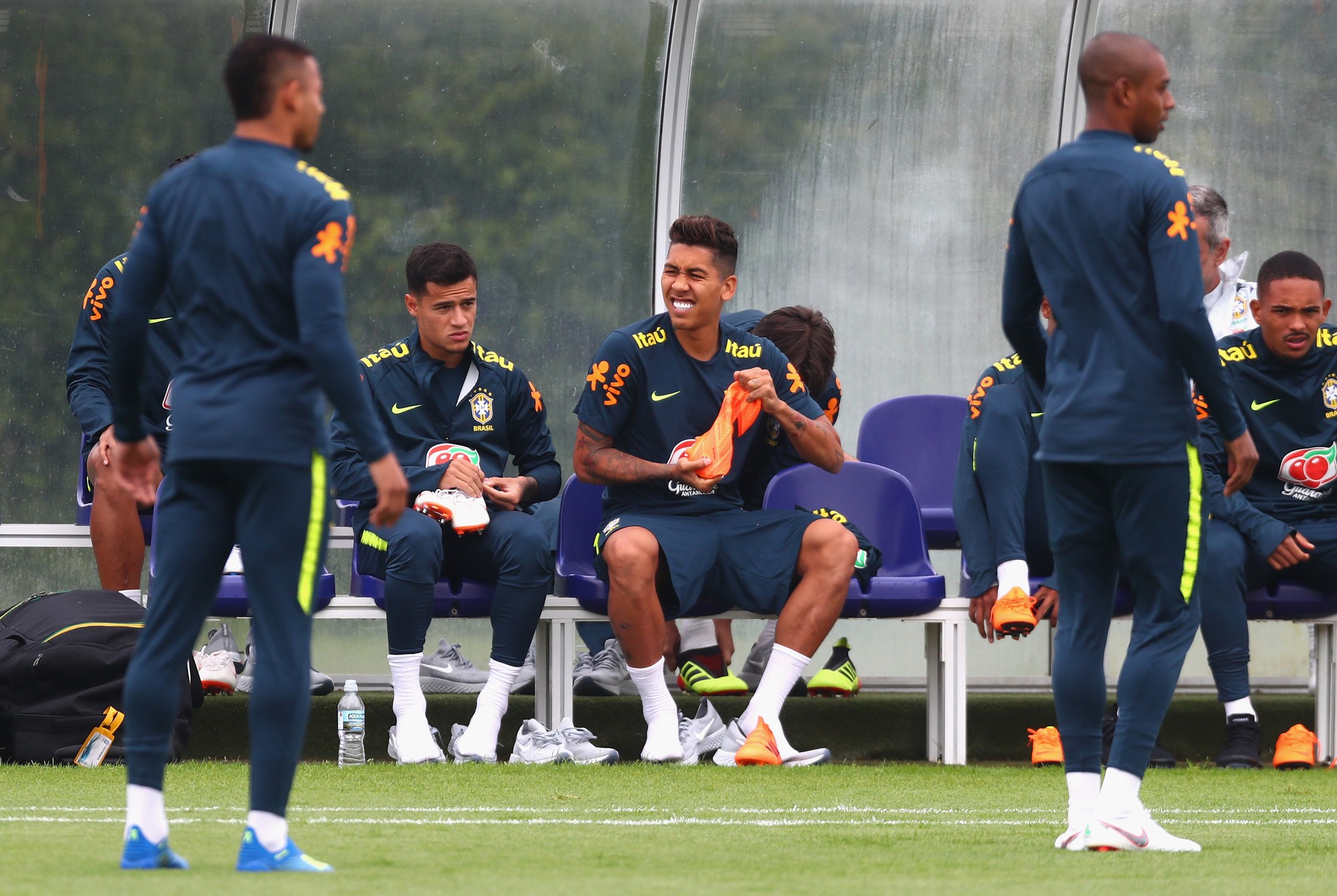 Coutinho bị các đồng đội Brazil bán hành trên sân tập - Ảnh 6.