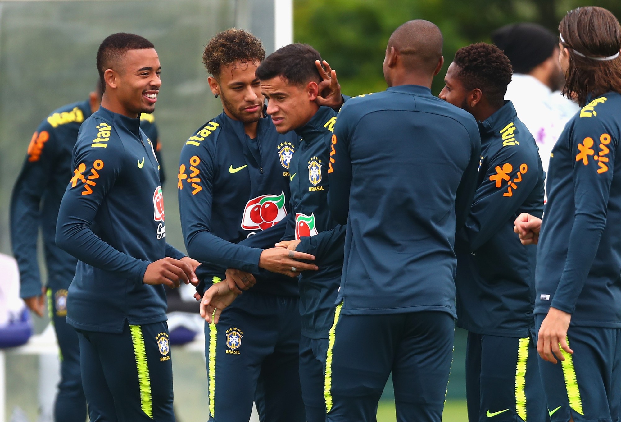 Coutinho bị các đồng đội Brazil bán hành trên sân tập - Ảnh 7.