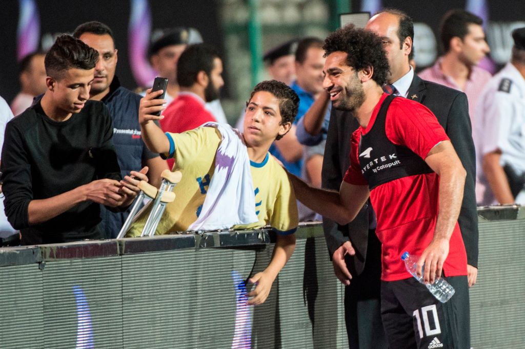 Hàng chục nghìn CĐV Ai Cập đổ tới sân xem “vị thánh sống” Mo Salah trở lại tập luyện - Ảnh 6.