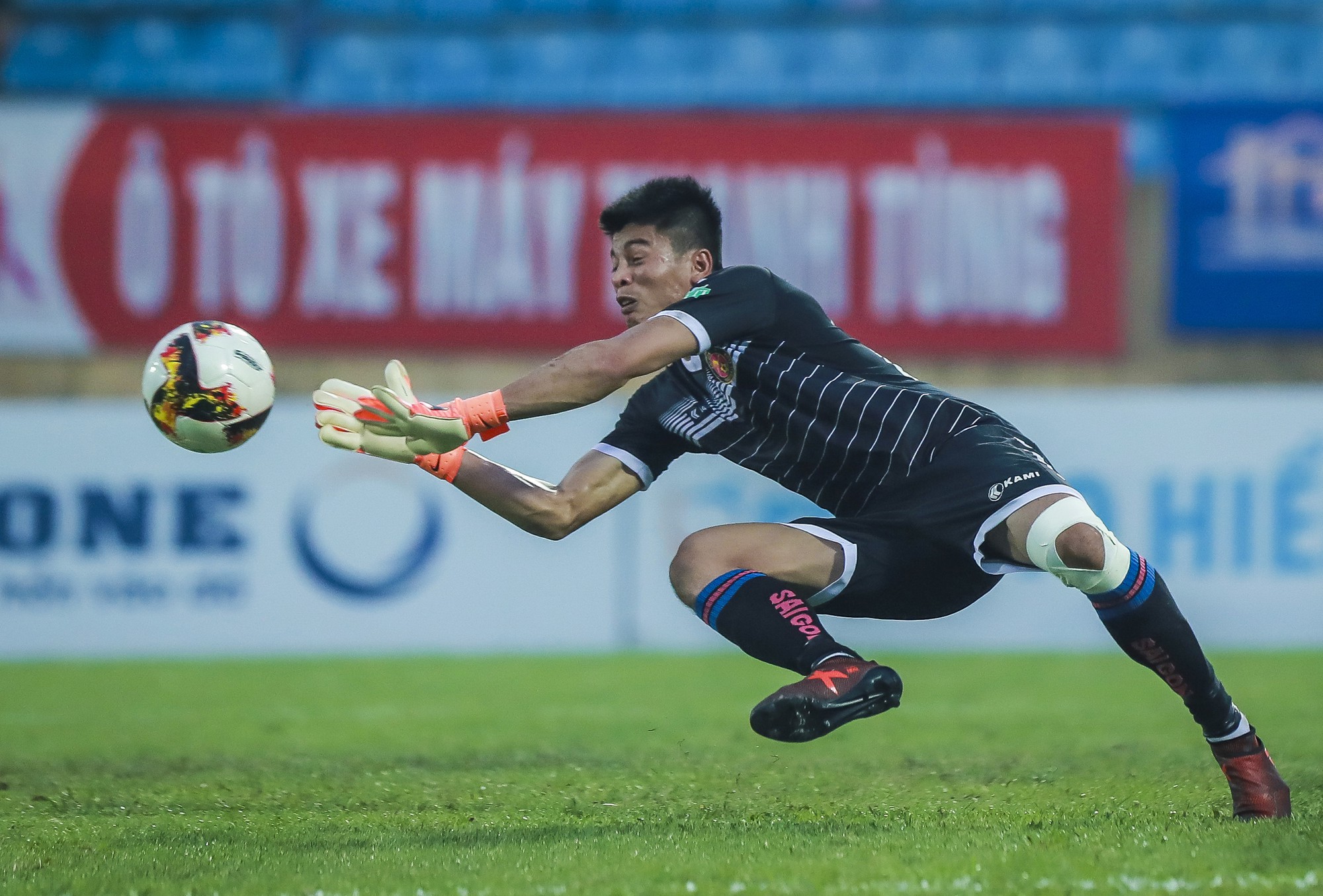 Cầu thủ Nam Định vỡ òa cảm xúc khi thắng trận đầu tiên ở Thiên Trường  - Ảnh 7.