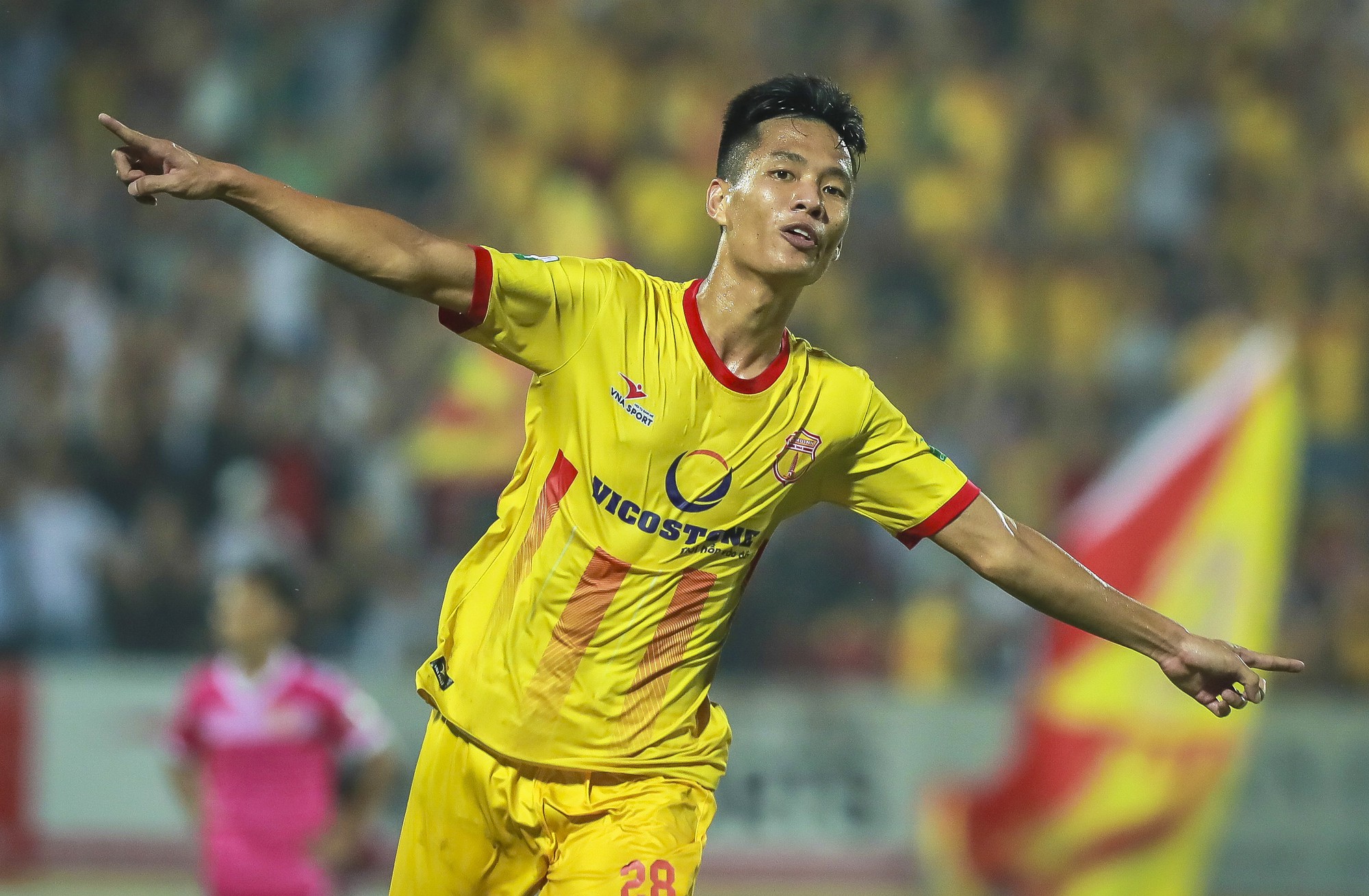 Cầu thủ Nam Định vỡ òa cảm xúc khi thắng trận đầu tiên ở Thiên Trường  - Ảnh 6.