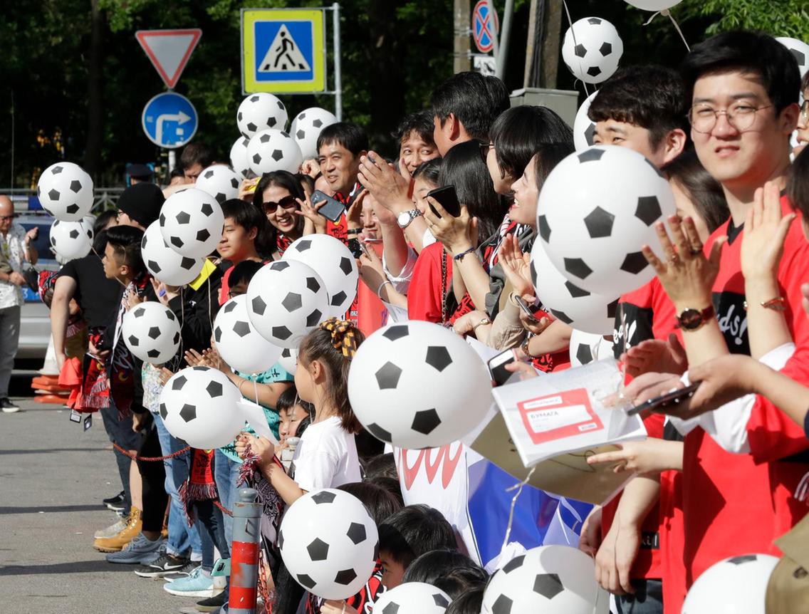 Người hâm mộ ùn ùn đến Nga trước giờ khai mạc World Cup - Ảnh 11.