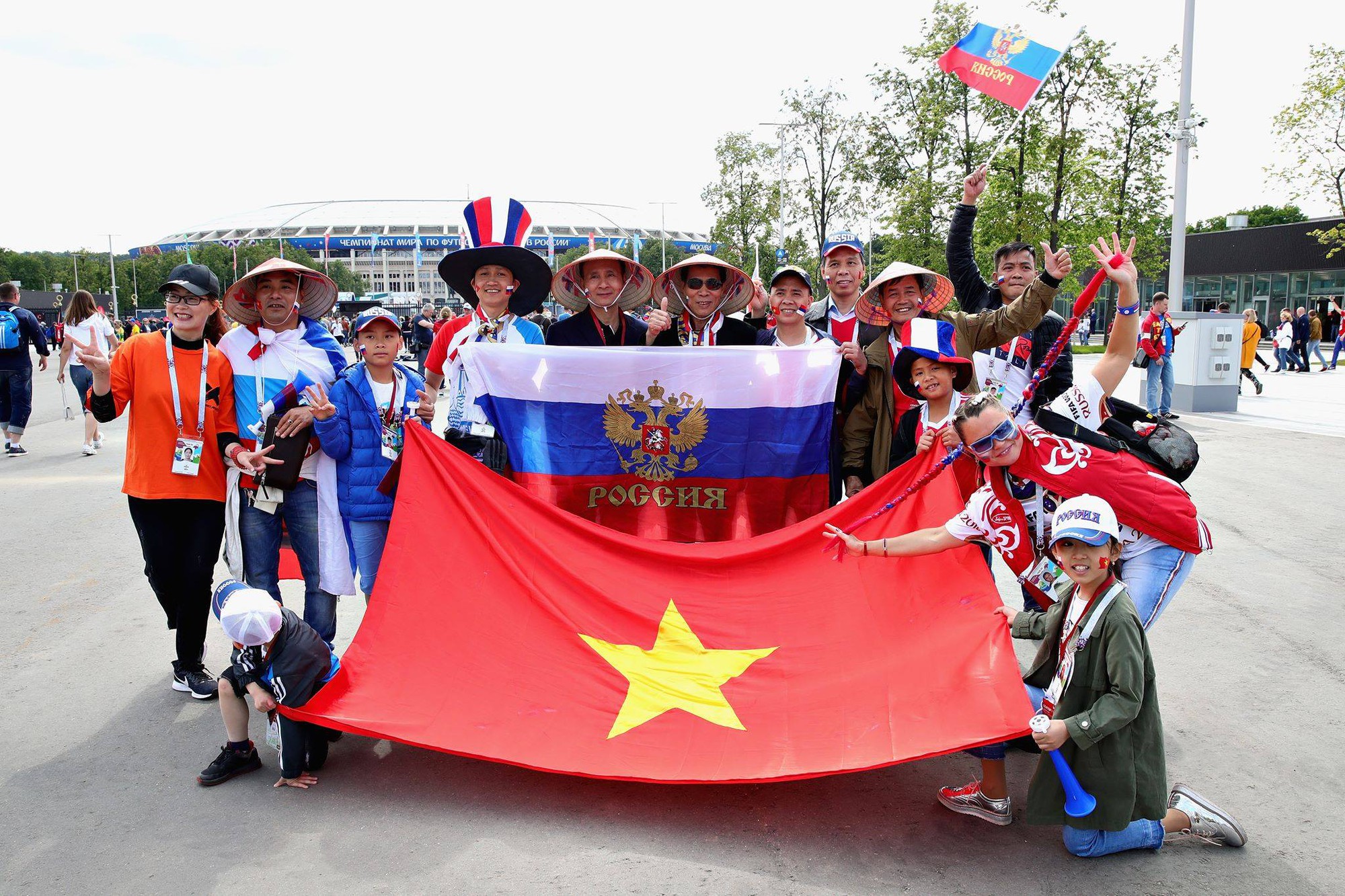 Năm 2024, nhìn lại giải đấu World Cup 2018, cờ Việt Nam trên khán đài đã trở thành một biểu tượng tuyệt vời của những người yêu bóng đá Việt Nam. Đó là niềm tự hào cho cả đất nước vì trân trọng hình ảnh và giá trị của cờ quốc gia. Hãy cùng nhìn lại những khoảnh khắc đầy cảm xúc đó qua hình ảnh cờ World Cup 2018 Việt Nam.