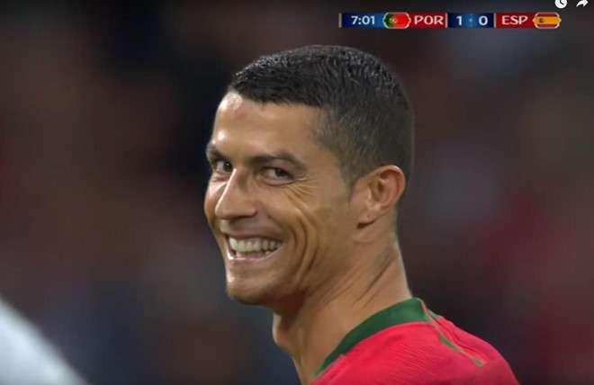 Ronaldo cười gian xảo sau khi kiếm được quả phạt đền - Ảnh 2.
