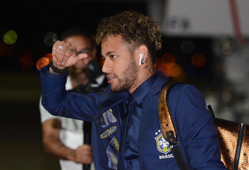Tiêu điểm sao: Neymar trình làng kiểu tóc mỳ tôm, niềm hy vọng số một của Ai Cập không thể tự mặc áo - Ảnh 3.