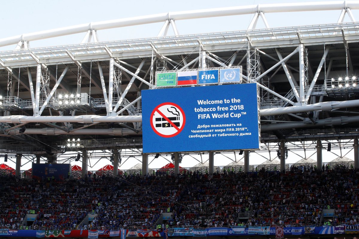 Maradona bị cáo buộc phân biệt chủng tộc, hút xì gà bất chấp lệnh cấm - Ảnh 1.