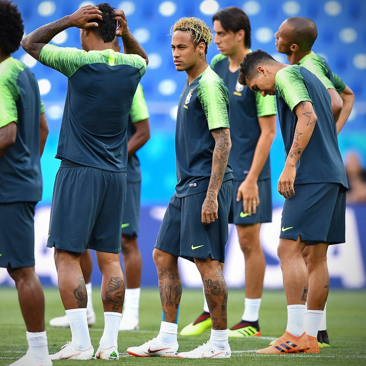 Tiêu điểm sao: Neymar trình làng kiểu tóc mỳ tôm, niềm hy vọng số một của Ai Cập không thể tự mặc áo - Ảnh 2.