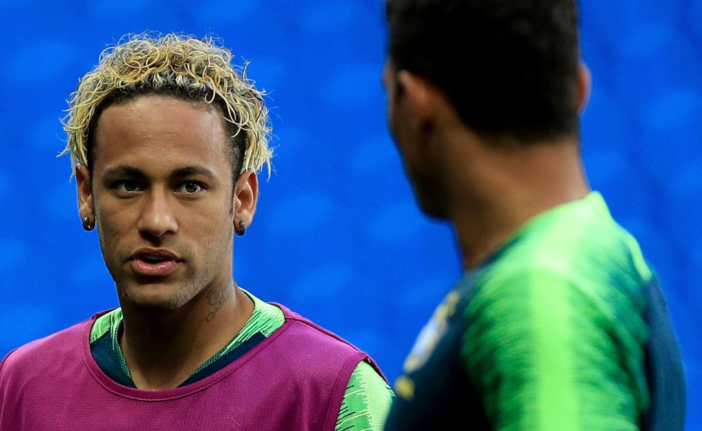 Tiêu điểm sao: Neymar trình làng kiểu tóc mỳ tôm, niềm hy vọng số một của Ai Cập không thể tự mặc áo - Ảnh 1.
