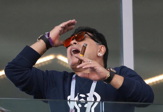 Maradona bị cáo buộc phân biệt chủng tộc, hút xì gà bất chấp lệnh cấm - Ảnh 2.