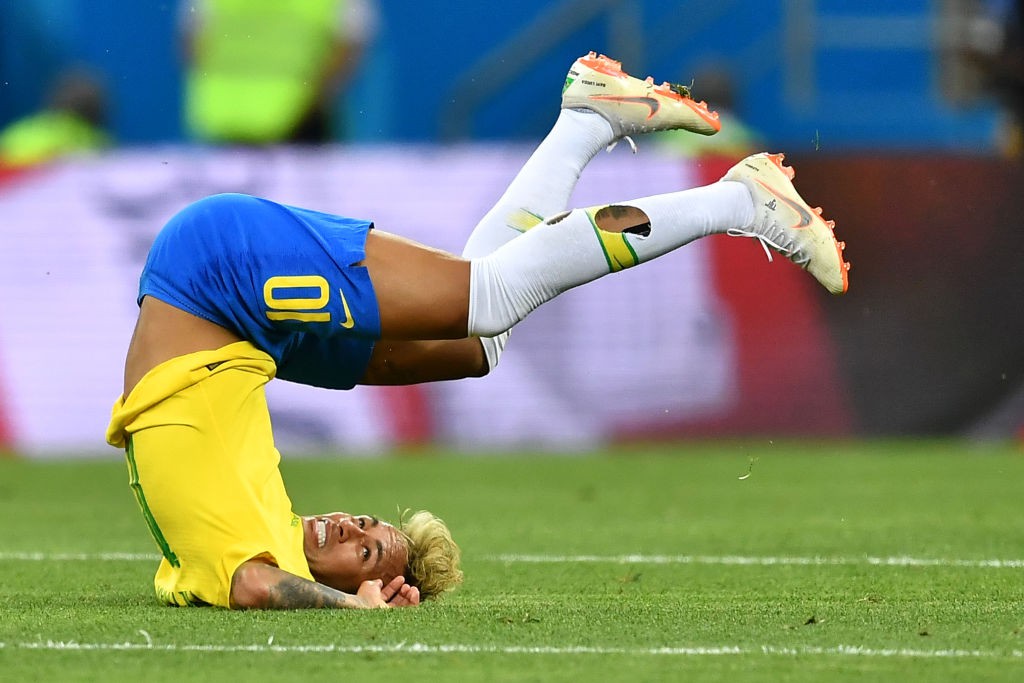 Khoảnh khắc World Cup ngày 17/6: Nữ CĐV ngực trần nóng bỏng, Neymar rách tất - Ảnh 2.