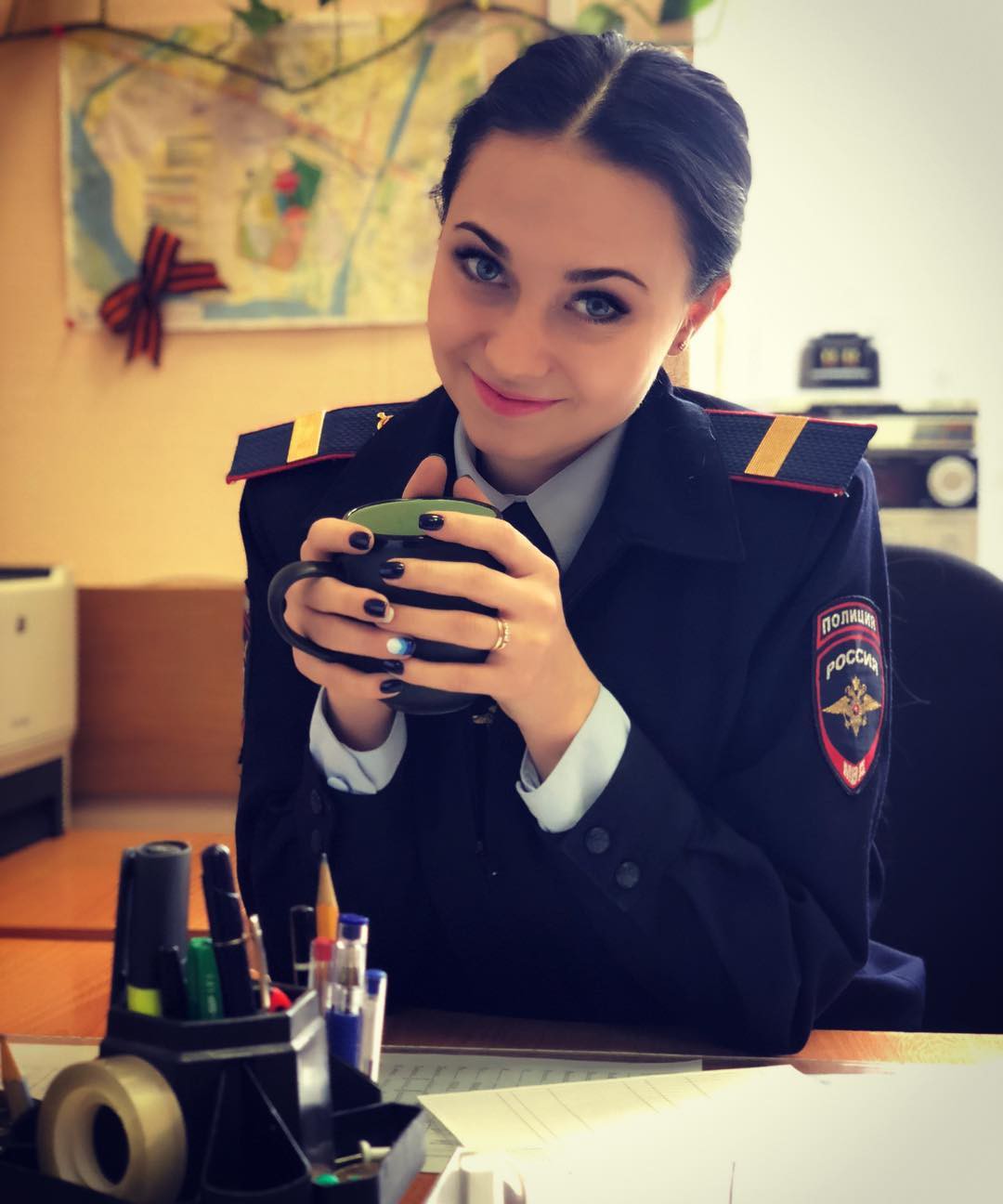 Fan bóng đá muốn vào tù sau khi chứng kiến nhan sắc xinh đẹp của nữ cảnh sát Nga - Ảnh 4.