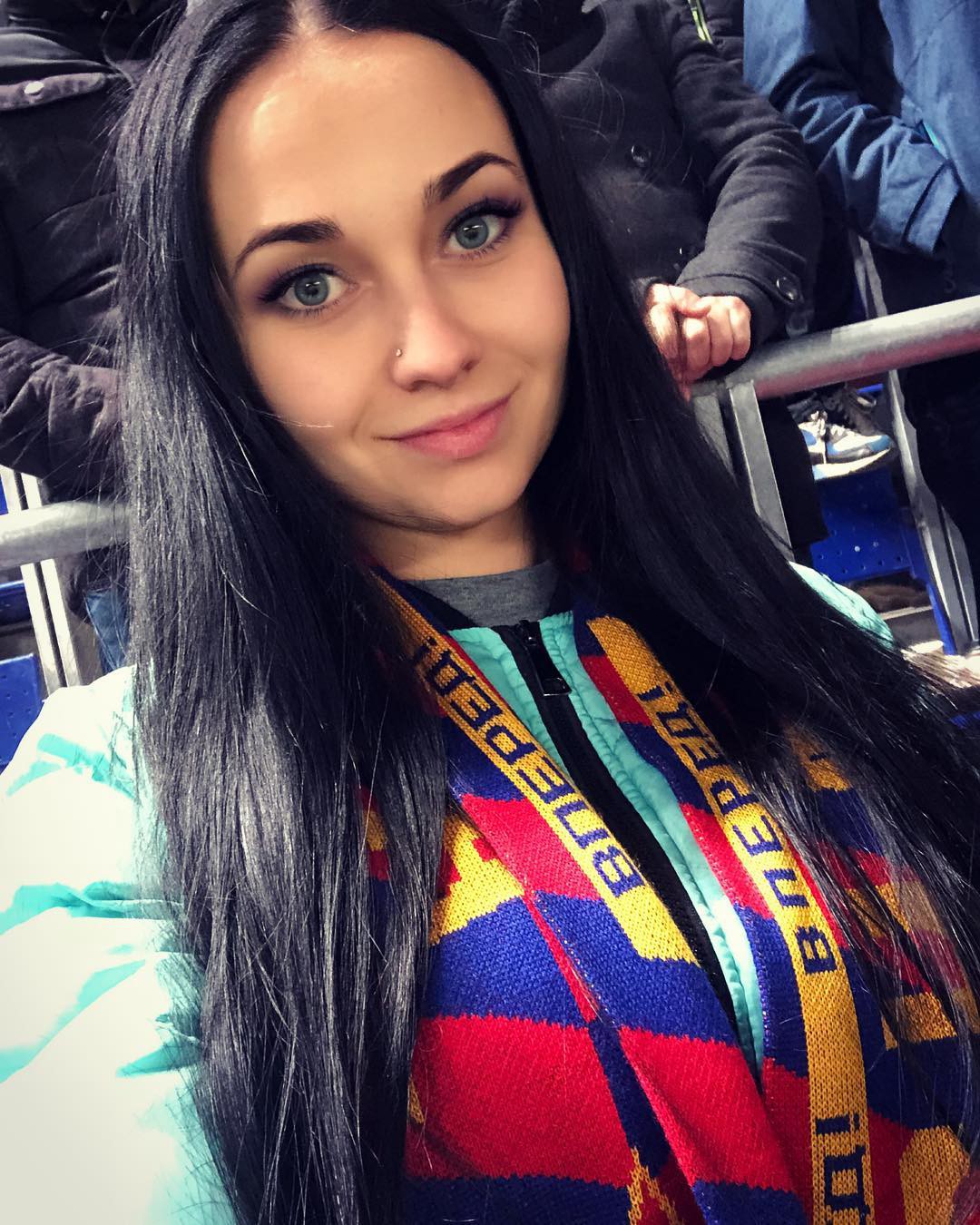 Fan bóng đá muốn vào tù sau khi chứng kiến nhan sắc xinh đẹp của nữ cảnh sát Nga - Ảnh 6.