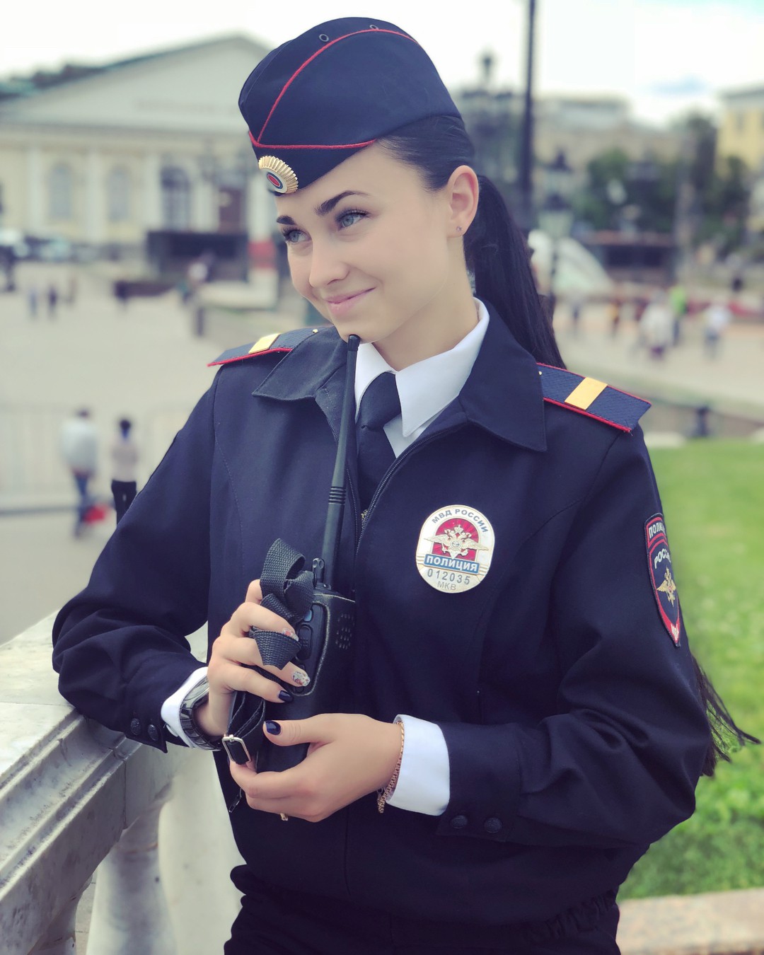 Fan bóng đá muốn vào tù sau khi chứng kiến nhan sắc xinh đẹp của nữ cảnh sát Nga - Ảnh 1.