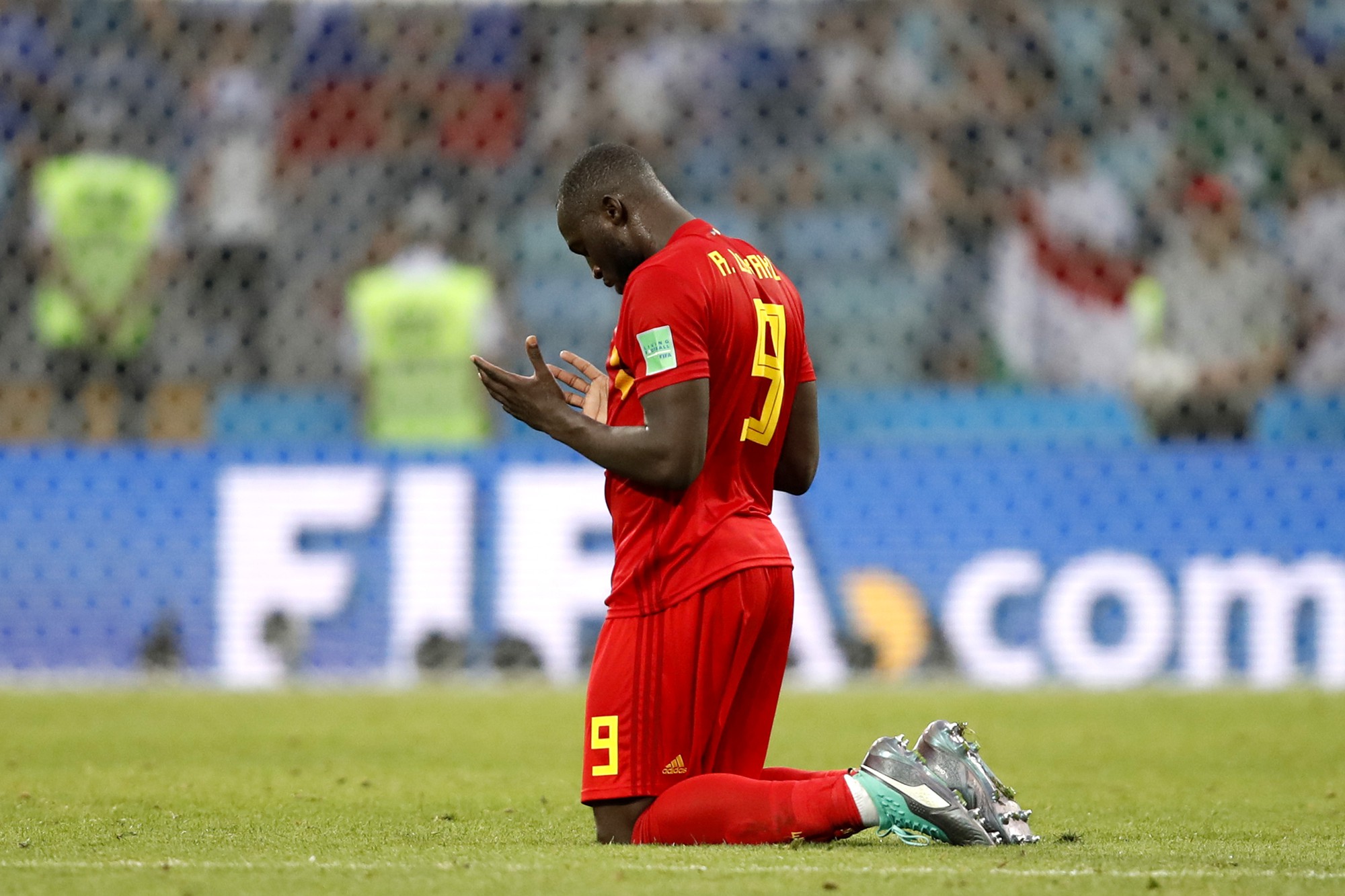 Câu chuyện của Lukaku (P1): Nhà khánh kiệt đến nỗi uống sữa tươi pha loãng để sống qua ngày! - Ảnh 1.