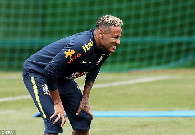 Neymar nhăn nhó bỏ dở buổi tập, nguy cơ nghỉ trận tiếp theo - Ảnh 3.