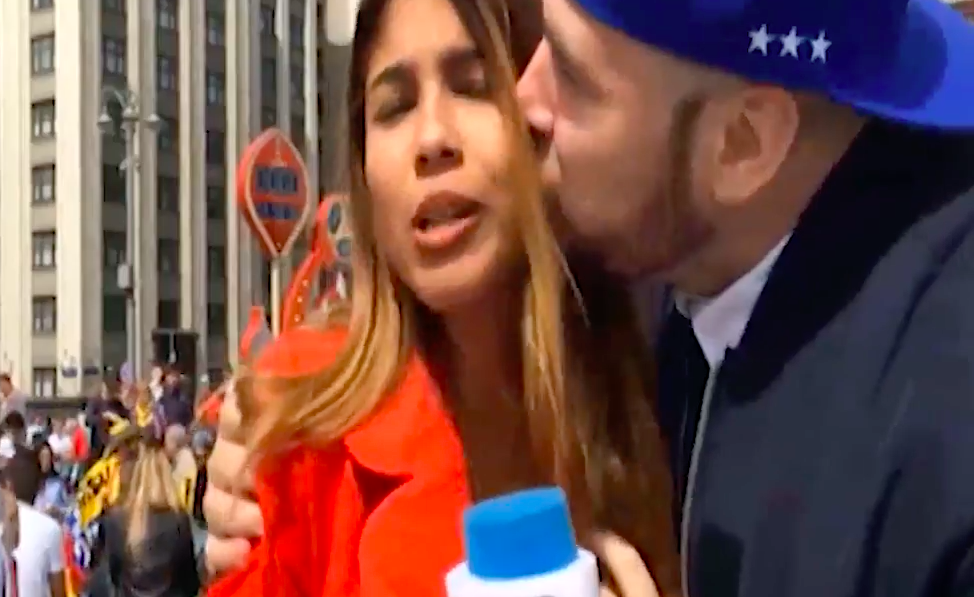Nữ phóng viên bị fan cưỡng hôn và sàm sỡ vòng 1 khi đang dẫn trực tiếp tại hiện trường - Ảnh 2.