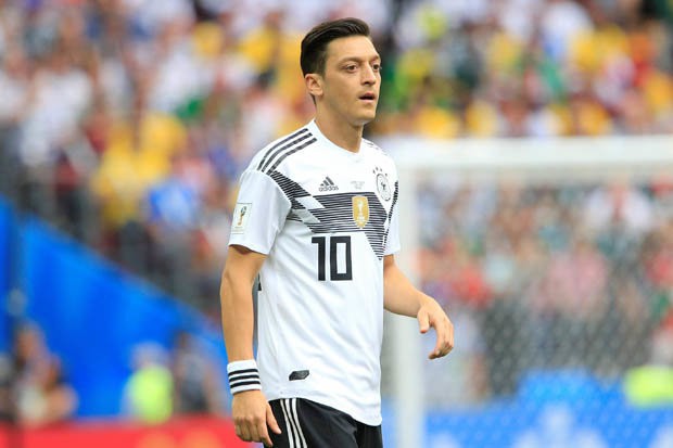 Tuyển Đức họp khẩn, Joachim Loew sẽ “trảm” Mesut Oezil? - Ảnh 1.