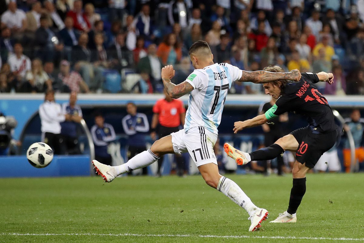 Ức chế vì thua trận, trung vệ Argentina sút bóng thẳng vào mặt tiền vệ Croatia - Ảnh 5.