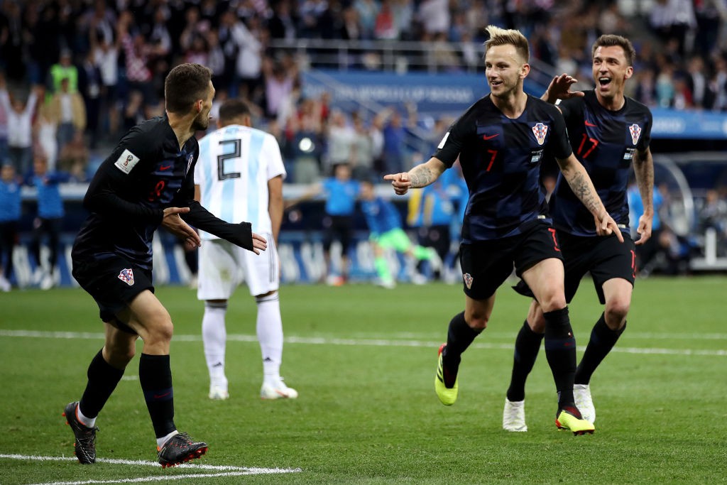 Ức chế vì thua trận, trung vệ Argentina sút bóng thẳng vào mặt tiền vệ Croatia - Ảnh 7.