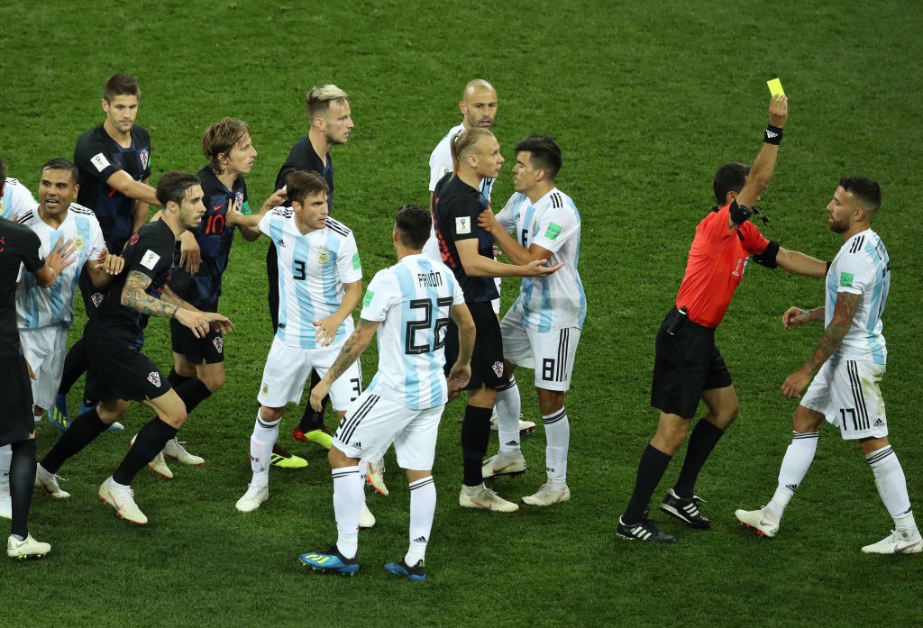Ức chế vì thua trận, trung vệ Argentina sút bóng thẳng vào mặt tiền vệ Croatia - Ảnh 3.