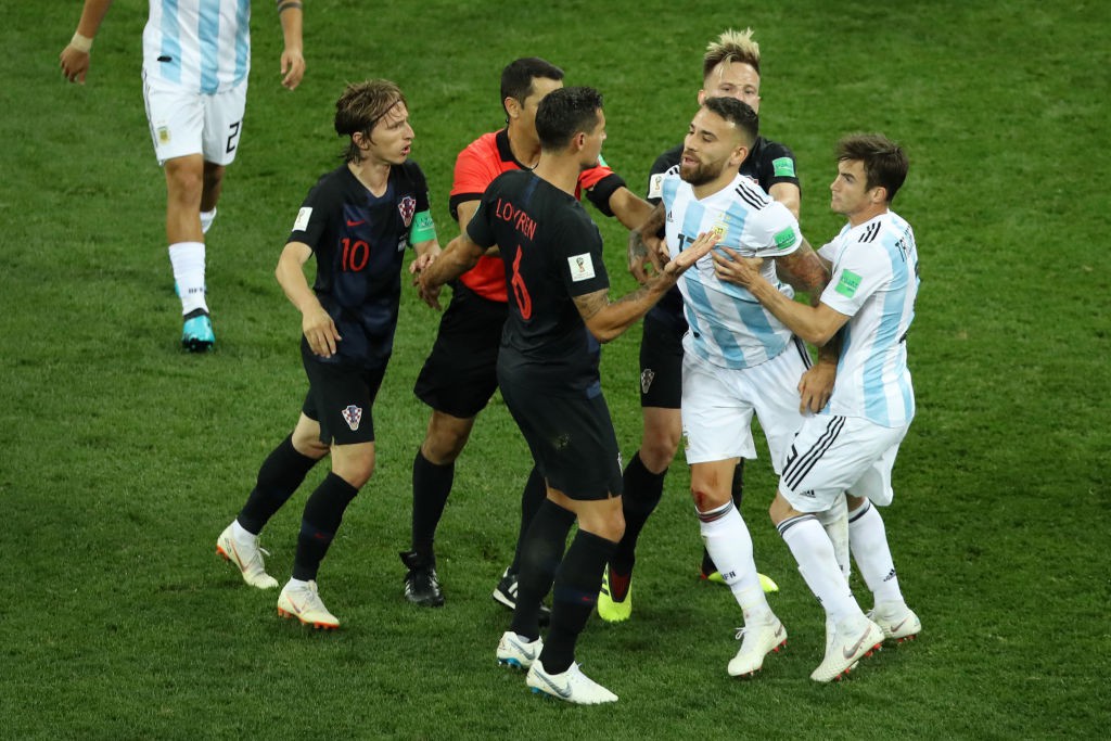 Ức chế vì thua trận, trung vệ Argentina sút bóng thẳng vào mặt tiền vệ Croatia - Ảnh 2.