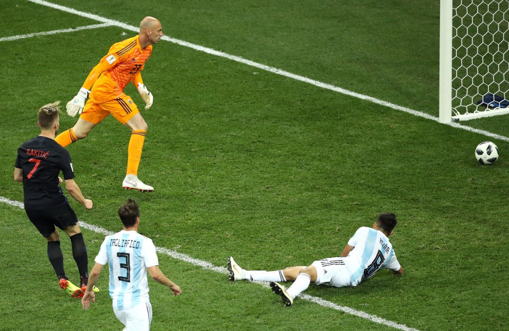 Ức chế vì thua trận, trung vệ Argentina sút bóng thẳng vào mặt tiền vệ Croatia - Ảnh 4.