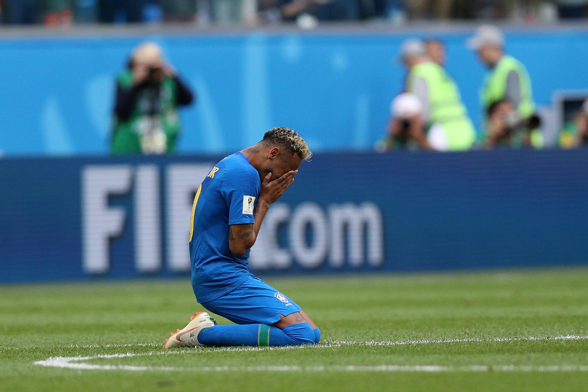 Neymar quỳ gối, ôm mặt khóc nức nở sau khi ghi bàn thắng phút 90+7 - Ảnh 1.