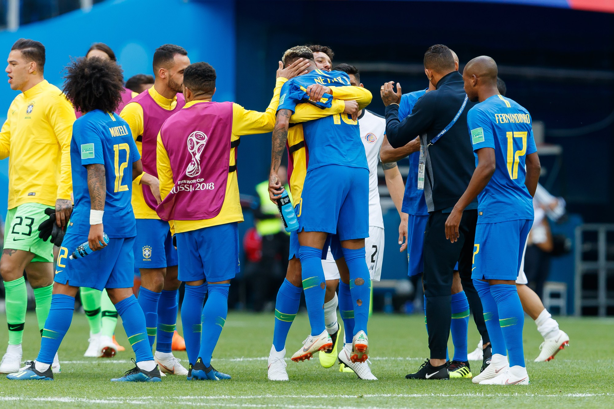 Neymar quỳ gối, ôm mặt khóc nức nở sau khi ghi bàn thắng phút 90+7 - Ảnh 3.