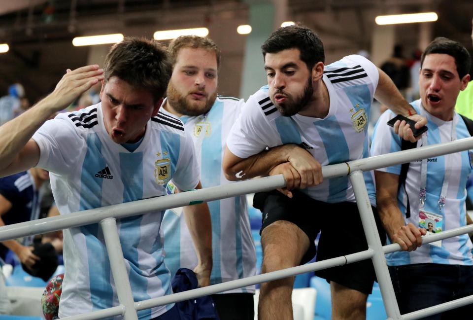 Đội nhà thua thảm, 5 CĐV Argentina đánh hội đồng 1 fan Croatia - Ảnh 2.