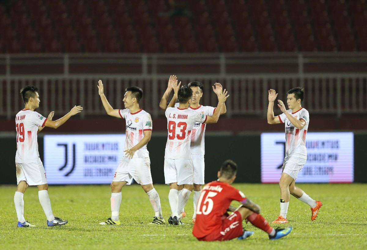 Vì sao Nam Định đẩy TP.HCM xuống đáy bảng xếp hạng V-League - Ảnh 2.