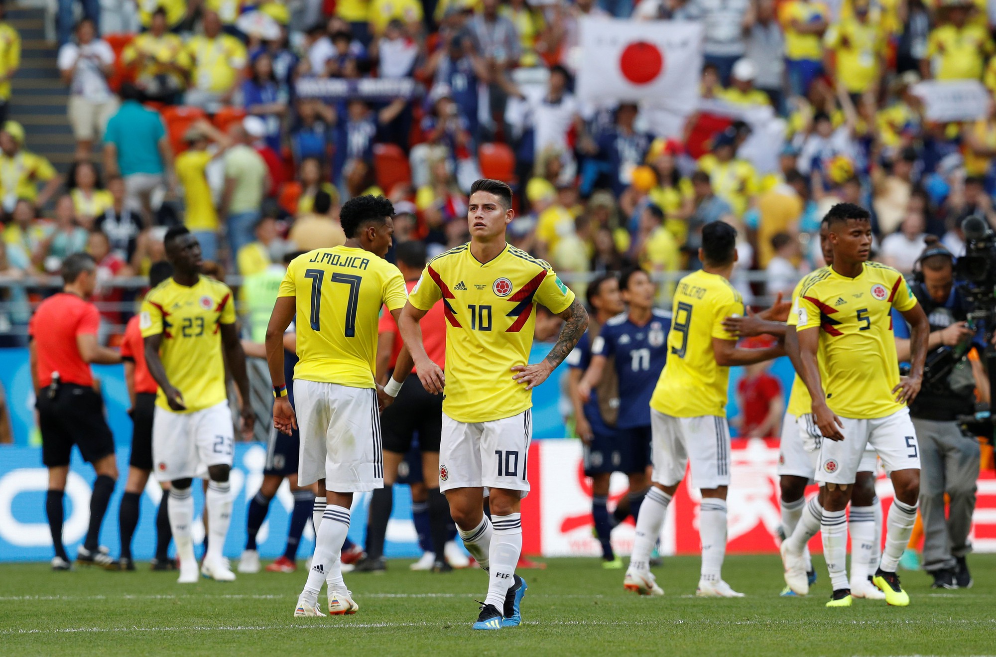 Fan bóng đá Colombia mất việc vì mang ống nhóm đựng bia vào sân xem World Cup - Ảnh 2.