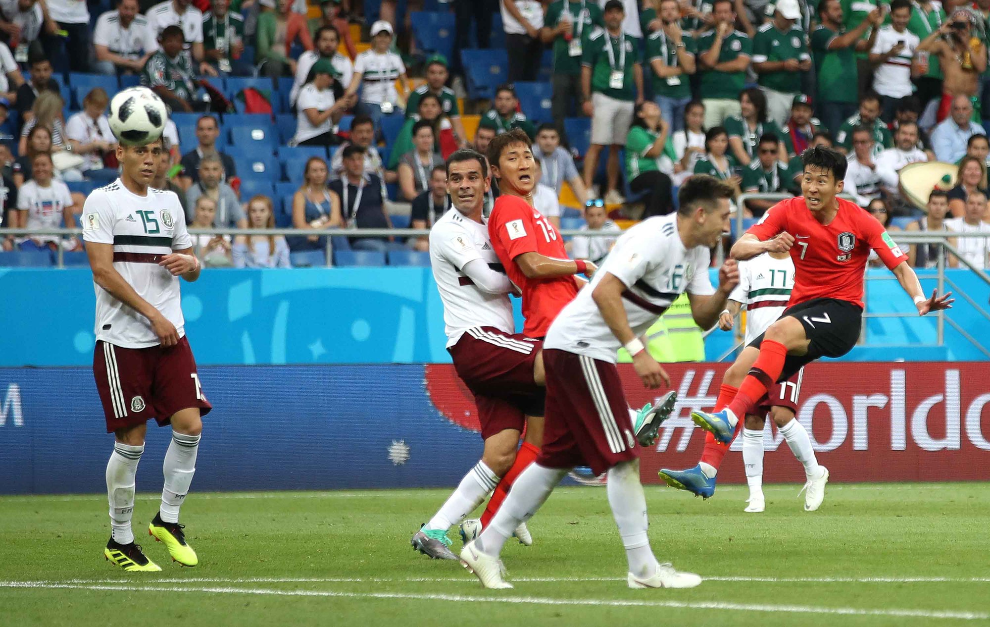 Hàn Quốc 1-2 Mexico: Siêu phẩm muộn màng - Ảnh 1.