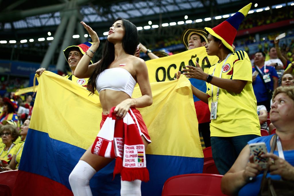 Dàn mỹ nhân sexy đốt cháy khán đài trận Colombia vs Ba Lan - Ảnh 2.