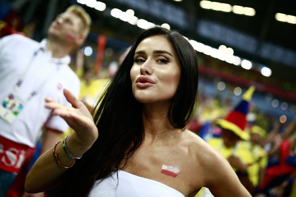 Dàn mỹ nhân sexy đốt cháy khán đài trận Colombia vs Ba Lan - Ảnh 4.