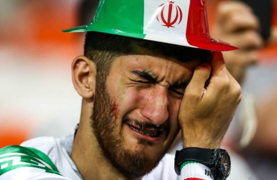 Cầu thủ và CĐV Iran khóc nức nở sau trận hòa Bồ Đào Nha - Ảnh 10.
