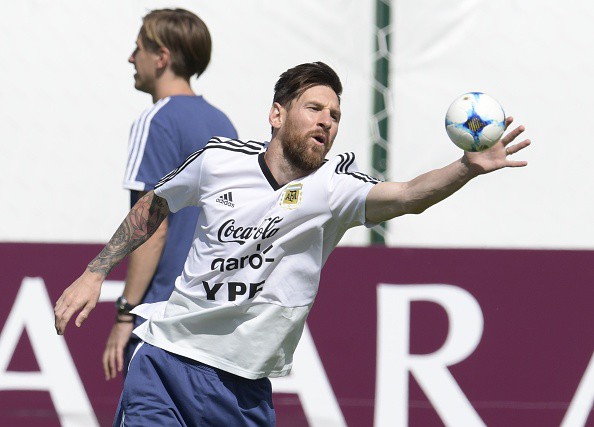 Leo Messi cười đùa thoải mái trước trận đấu sinh tử ở World Cup - Ảnh 10.
