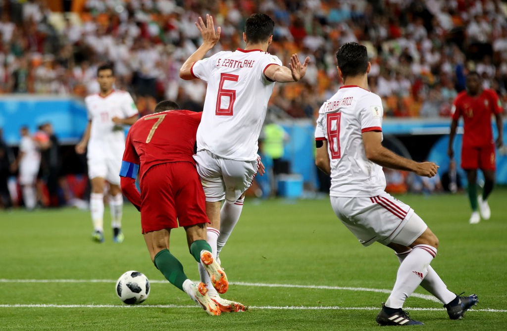 Ngày tồi tệ của Ronaldo: đá hỏng penalty, suýt bị thẻ đỏ vì đánh cầu thủ đội bạn - Ảnh 1.